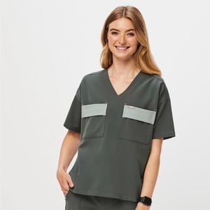 Figs Bonsai Bello cargo scrub top